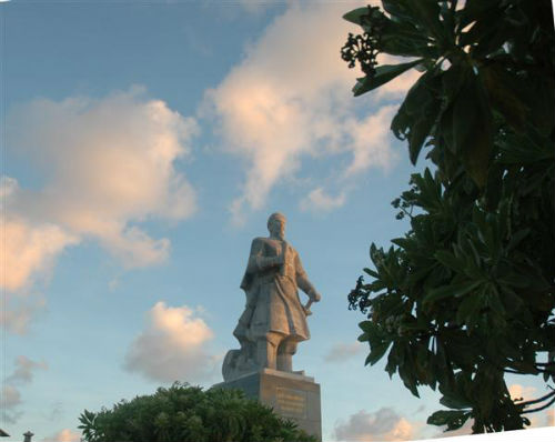  Tượng Trần Hưng Đạo bên hàng cây Phong Ba nhìn ra biển tại đảo Song Tử Tây. Công trình này được tạc theo theo mẫu ở Quảng trường Mùng 2   tháng Ba ở TP. Nam Định, là quà tặng của tỉnh Nam Định dành cho Trường Sa. 