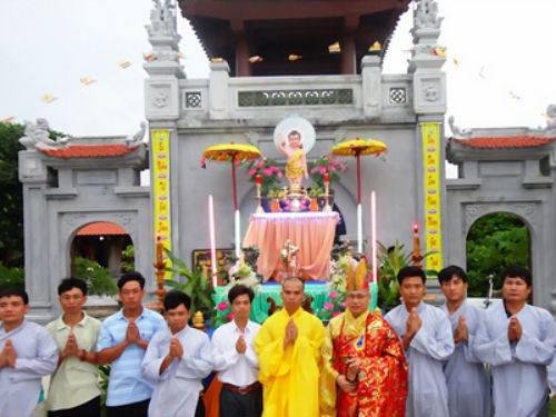 Sáng 5/5/2012 vừa qua, đại lễ Phật đản Phật lịch 2556 được tổ chức trang trọng tại chùa Trường Sa Lớn (thị trấn Trường Sa, huyện đảo Trường Sa).
