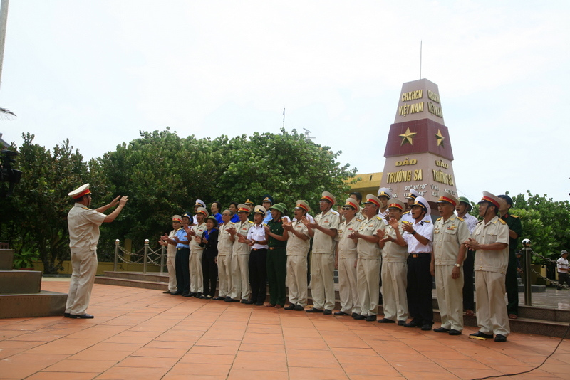 Những cựu chiến binh đang cùng hát Quốc ca trên đảo Trường Sa lớn