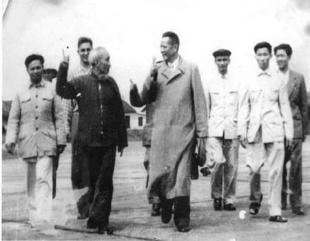 Thiếu tướng Lê Quảng Ba cùng với Bác Hồ trong đòan công tác