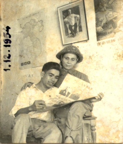 Nhạc sĩ Hoàng Hà và mẹ.