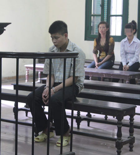 Quang tại phiên sơ thẩm, phía sau là Hương và mẹ