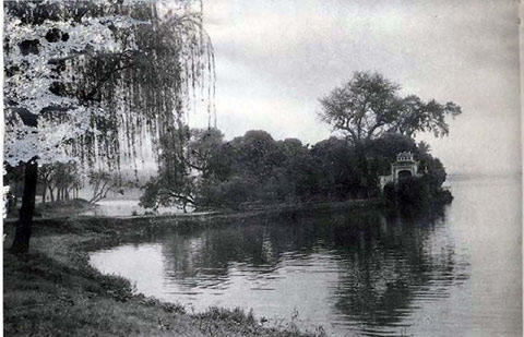 Cổng chùa Trấn Quốc chụp năm 1940. Vì trục chính của chùa Trấn Quốc hướng ra hồ Tây nên cổng vào chỉ là lối phụ. Cổng chỉ cần một lối vào, đặt hơi 