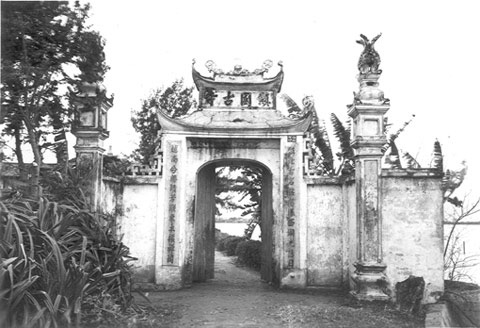 Cổng chùa Trấn Quốc. Ảnh chụp ngày 1/2/1958, hai năm trước khi được công nhận di tích Quốc gia.