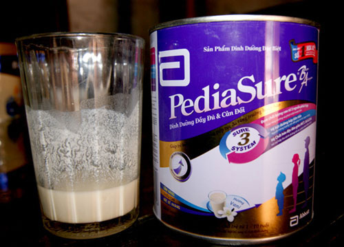 Nhiều bà mẹ lo lắng khi sữa PediaSure của Abbott nổi váng, không tan