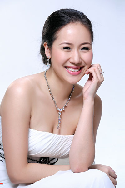 Ngoài ra, còn một cái tên vẫn được nhắc tới khá đều đặn mà không dính vào thị phi: Hoa hậu Thế giới người Việt năm 2007, Ngô Phương Lan.