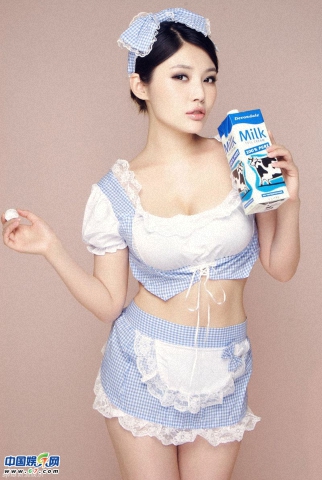 Vẫn lấy ý tưởng của một nữ hầu gái, nhưng lần này Xu Dong Dong đã thay một bộ trang phục tươi trẻ hơn với đạo cụ là một hộp sữa...