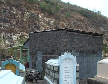 Căn nhà tạm bợ của em Trần Duy Lan, nằm bên những ngôi mộ của nghĩa địa núi Sam. 