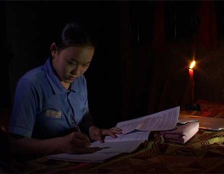 Trong màn đêm ở một khu vực đầy âm khí, cô bé Trần Duy Lan đơn độc đang học bài.