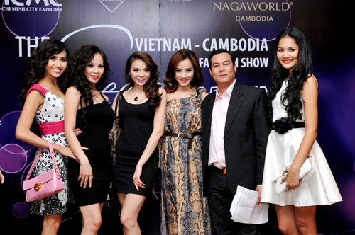 Trong lần sang Campuchia để tham gia giao lưu văn hóa còn có cả ông Trần Thanh Long (thứ 2, từ phải qua) - giám đốc công ty người mẫu PL. Đây là một show diễn quan trọng, đi theo đoàn, sinh hoạt tập thể không dễ để Trang Nhung quên nhanh đến như vậy