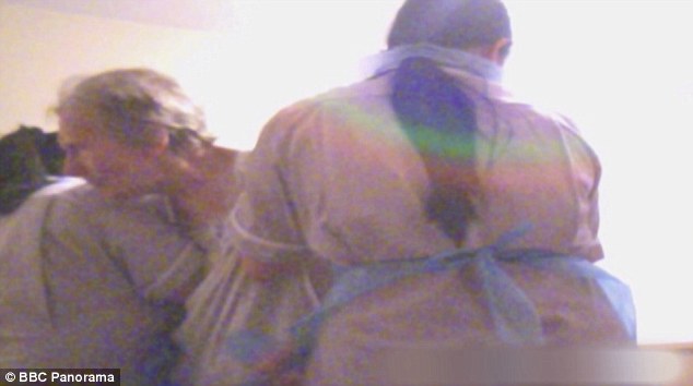 Những hình ảnh ghi lại trong chiếc máy quay cho thấy cụ Maria đã bị hành hạ và lạm dụng bởi nhân viên viện dưỡng lão.