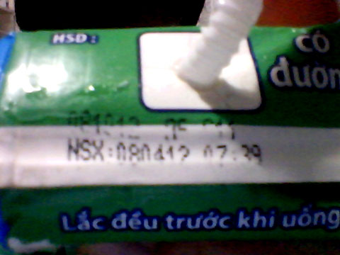 Hộp sữa còn hạn sử dụng tới ngày 08/10/2012. Ảnh do anh Phúc cung cấp.