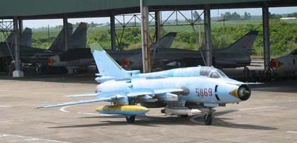 Những chiến đấu cơ Su-22, MiG-21 và Su-27 của Không quân Việt Nam được trang bị thêm các tên lửa tiên tiến