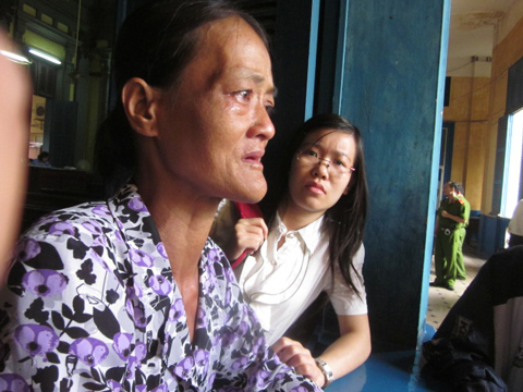 Bà Trần Thị Mai nhìn đăm đăm về phía kẻ sát nhân