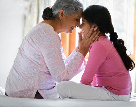 Bà thường xuyên nói xấu mẹ trước mặt cháu nội, làm con bé không theo mẹ