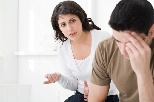 Và nói xấu vợ trước mặt con trai, làm 2 vợ chồng em bất hòa