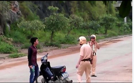 Ngày 7/6, trên Youtube xuất hiện một đoạn clip dài 2 phút ghi lại cảnh một nam thanh niên đi xe máy không đội mũ bảo hiểm khi bị dừng xe đã gân cổ cãi, cầm chai bia và đoạn dây xích sắt tấn công CSGT.