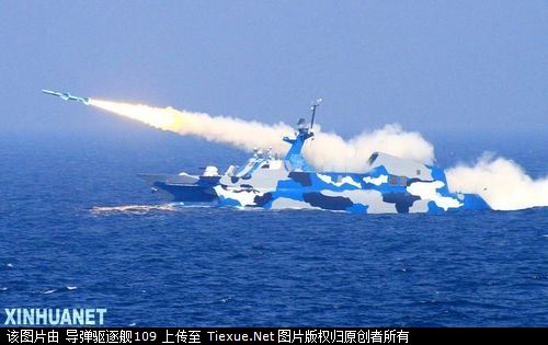Chiến hạm lớp 022 Trung Quốc bắn tên lửa trên biển Đông