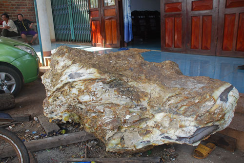 Một hòn đá bị quan huyện cưỡng chế