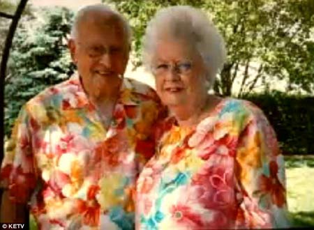 Vợ chồng ông bà Mel và Joey Schwanke luôn mặc những bộ quần áo giống nhau trong suốt 35 năm qua.