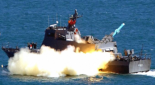Hình ảnh tên lửa Hùng Phong được phóng đi từ chiến hạm tàng hình Kuang Hua VI...