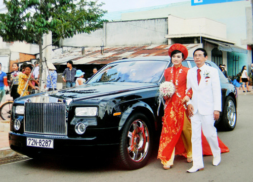 Đại gia Lê Ân cùng với người vợ thứ 5 trong ngày cưới