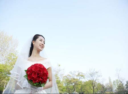 Ai cũng tin rằng Lâm lùi đám cưới vì bận việc nên khi nhận được trên tay tấm thiệp mời cưới của Lâm mà trong đó, tên cô dâu không phải là Phương, tất cả mọi người đều ngỡ ngàng, cả bố mẹ anh cũng vậy. 