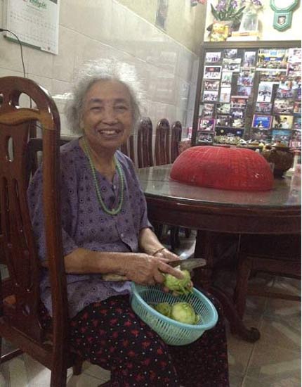 Cụ Nguyễn Thị Biên làm công việc nấu nướng.