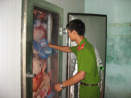 Tại kho đông lạnh do Nguyễn Bá Trọng làm chủ, lực lượng chức năng phát hiện đang lưu giữ từ 3-4 tấn thịt lợn các loại. Số lợn này Trọng thừa nhận cũng là lợn chết vì dịch tai xanh trên địa bàn huyện được anh thu gom lại từ nhiều ngày trước đây.