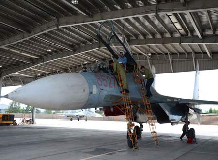 Ngay khi vào khu vực đậu, chiếc Su-27 đầu tiên trở về lập tức được đội kỹ thuật kiểm tra tình trạng