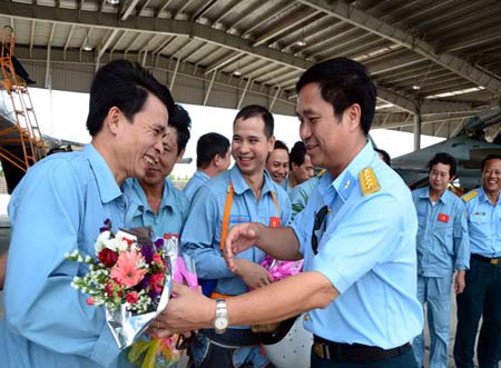 Đại tá Phạm Xuân Thủy, Phó sư đoàn trưởng Sư đoàn không quân 372 tặng hoa cho các phi công 