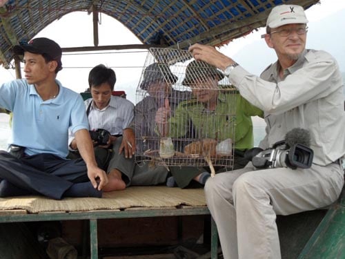 Một con culi khác được giải thoát. Nó cũng đã gặp may vì tại Việt Nam, nhiều nhà hàng luôn sẵn sàng dọn món thịt khỉ.