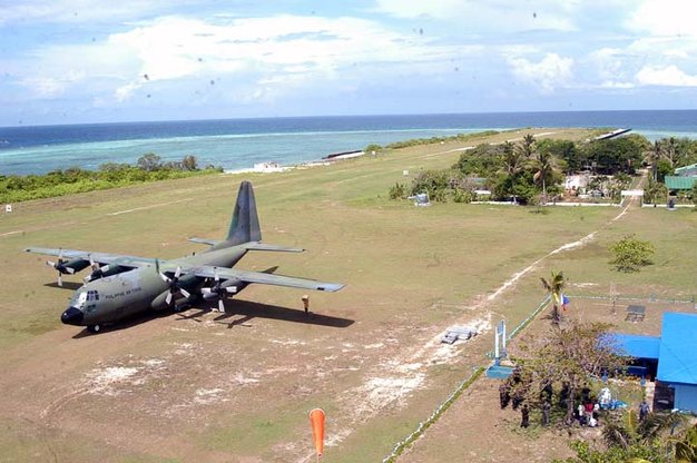 Máy bay trên quân sự trên đảo Thị Tứ trong quần đảo Trường Sa thuộc chủ quyền Việt Nam do Philippines chiếm đóng và xây dựng trái phép