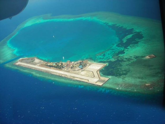 Sân bay quân sự trên đảo Đá Hoa Lau trong quần đảo Trường Sa thuộc chủ quyền Việt Nam do Malaysia chiếm đóng 