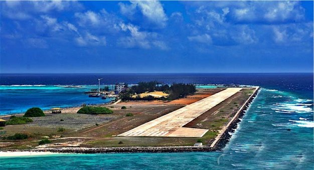 Sân bay quân sự trên đảo Đá Hoa Lau trong quần đảo Trường Sa thuộc chủ quyền Việt Nam do Malaysia chiếm đóng 