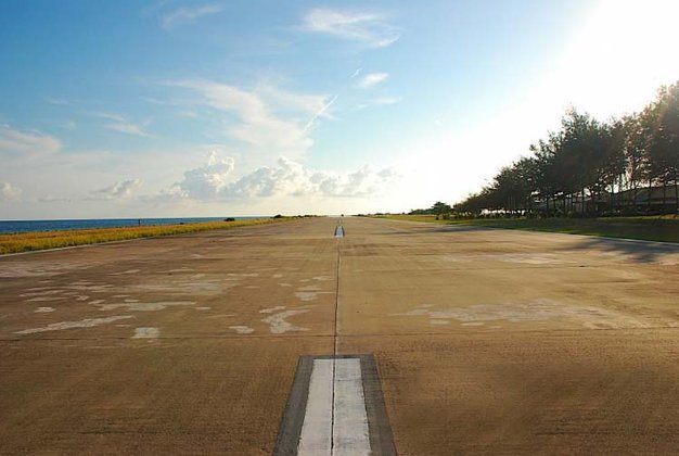 Sân bay quân sự trên đảo Đá Hoa Lau