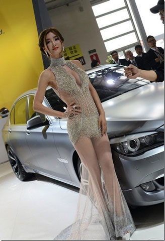 Trước đó, cô từng mặc bộ đồ này tại một triển lãm ô tô quốc tế Bắc Kinh.