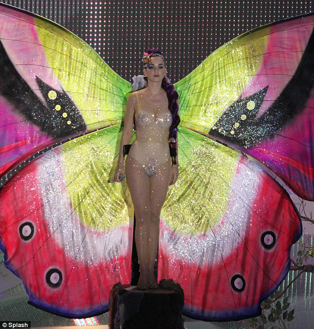 Tiết mục bướm của Katy.