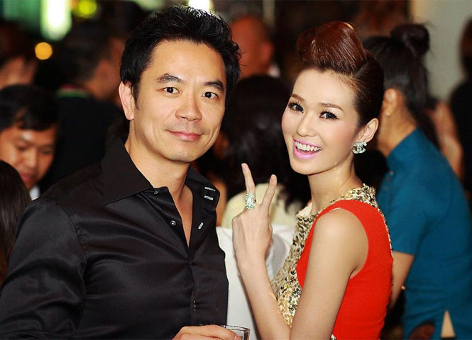 Cách đây ít ngày, trong một sự kiện không có HH Mai Phương Thúy đi cùng, Benny Ng cũng tranh thủ tạo dáng bên chân dài Khánh My