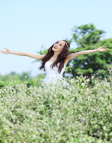 Dù cuộc sống của cô cũng có nhiều khó khăn trong cả công việc làm ăn đến con đường đi hát, nhưng Vy Oanh chưa bao giờ cho những người có ý gạ gẫm cô có thể đến gần. 