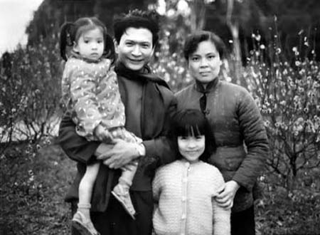 Vợ chồng Chế Lan Viên bên hai con gái.