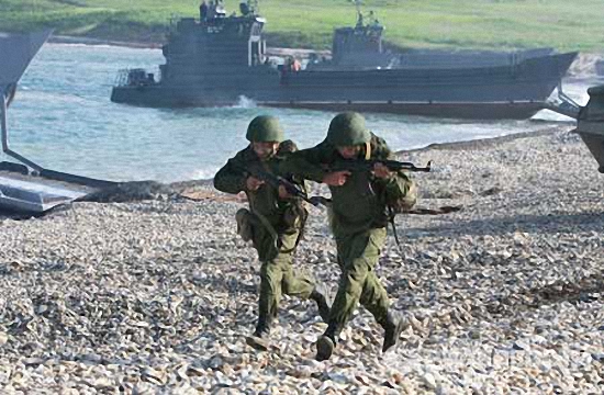 Moscow vốn có quan hệ mật thiết lâu dài với chính phủ của tổng thống Assad. Nga hiện vẫn duy trì một căn cứ hải quân tại Tartus, một trong những cửa ngõ vào Địa Trung Hải.