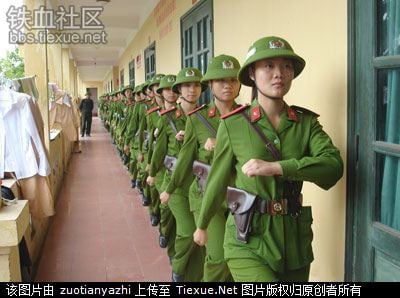 Chiếm 1 số lượng nhỏ trong lực lượng cảnh sát Việt Nam, các nữ chiến sĩ cảnh sát nhân dân là những người tinh nhuệ nhất và là những đóa hoa hiếm hoi của lực lượng vũ trang Việt Nam. Tờ Thiết Huyết cho biết
