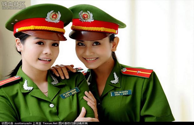 Không chỉ trong đời thời họ còn rất duyên dáng và xinh đẹp trên màn ảnh nhỏ. Họ luôn biết làm đẹp thêm cho hình tượng của các nữ cảnh sát Nhân dân Việt Nam