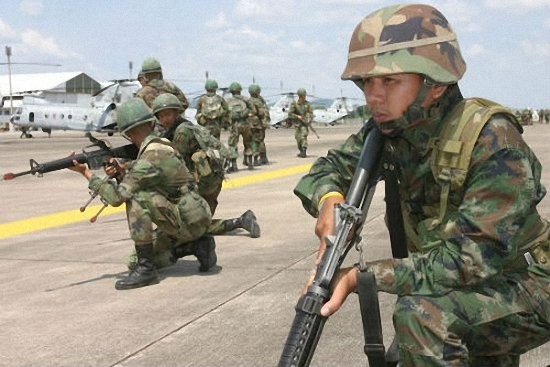 Hình ảnh quân đội Thái Lan tập trận tại sân bay U-Tapao vào năm 2010