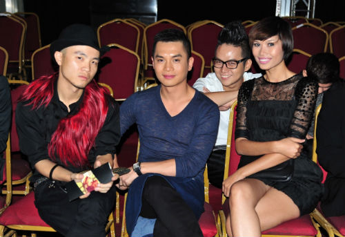 Bộ đôi váy và lông.