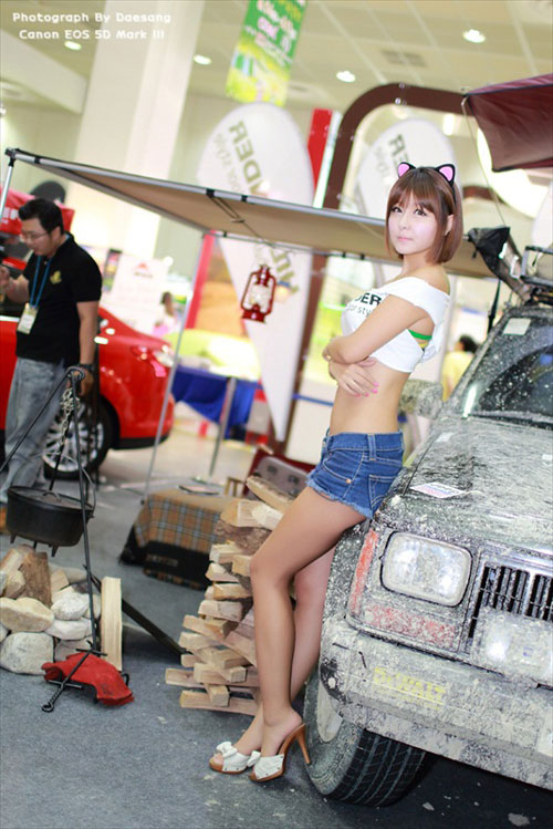 Tại triển lãm xe hơi Autocamping lần này cô cũng được lựa chọn làm người mẫu bên các siêu xe.