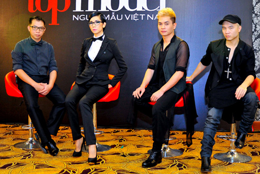 ... trong khi Xuân Lan đổi tone sang nam tính, còn Đỗ Mạnh Cường an toàn với chiếc váy quen thuộc của mình.