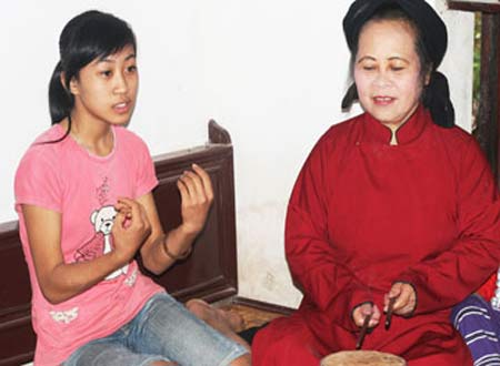 Nghệ nhân Nguyễn Thị Lịch đang hướng dẫn học trò