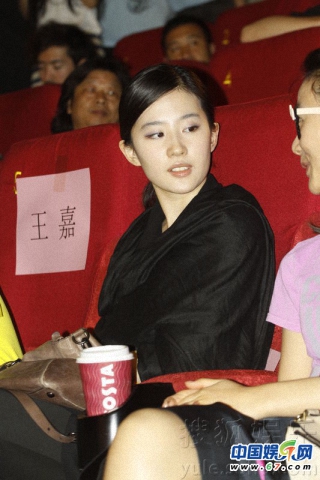 Người đẹp xuất hiện tại hàng ghế VIP khi xem công chiếu phim mới nên rất dễ bị các nhiếp ảnh gia chộp được những khoảnh khắc không đẹp của người đẹp Hoa ngữ này